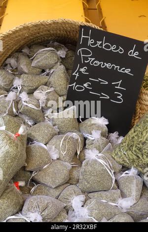 Herbes aus der Provence zum Verkauf auf einem Bauernmarkt in einem kleinen Dorf in Frankreich Stockfoto