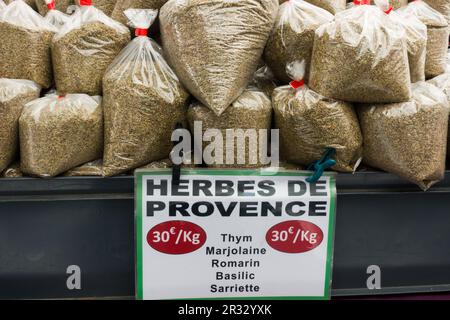 Herbes aus der Provence zum Verkauf auf einem Bauernmarkt in einem kleinen Dorf in Frankreich Stockfoto
