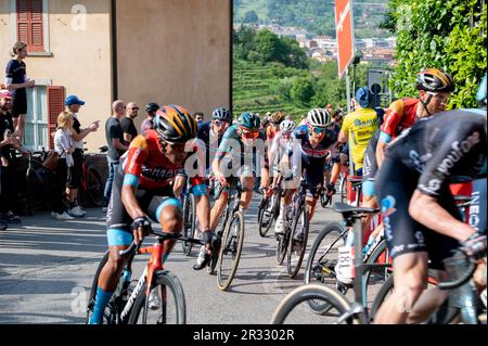 Bergamo, Italien. 21. Mai 2023. Gruppenklettern „The Boccola“ in Citta Alta, Bergamo während der 15. Etappe - Seregno - Bergamo, Giro d'Italia in Bergamo, Italien, Mai 21 2023 Kredit: Independent Photo Agency/Alamy Live News Stockfoto