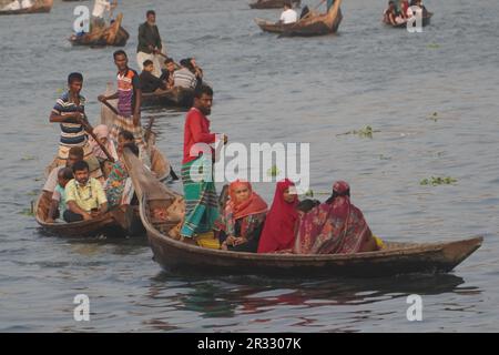 Dhaka, Bangladesch. 21. Mai 2023. Bangladesch boatet Fährpassagiere auf dem Fluss Buriganga in der Nähe des Kholamora Ghats der Kamrangir Chorgegend in Dhaka. Hunderttausende Menschen gehen jeden Tag zur Arbeit. (Kreditbild: © MD Mehedi Hasan/Pacific Press via ZUMA Press Wire) NUR REDAKTIONELLE VERWENDUNG! Nicht für den kommerziellen GEBRAUCH! Stockfoto