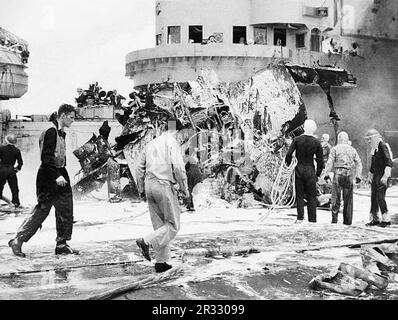 Die Überreste eines japanischen Kamikaze-Flugzeugs, das im Mai 1945 an Bord der HMS FORMIDABLEoff der Sakishima-Inseln abstürzte Stockfoto