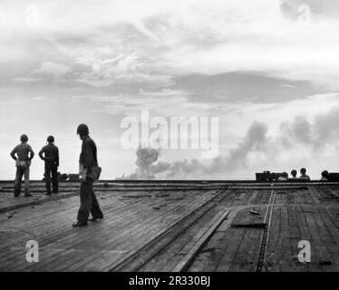 Männer der USS Kalinin Bay (CVE 68) sehen sich die riesige Explosion auf der USS St. an Lo (CVE 63), nachdem sie während der Schlacht am Leyte Gulf am 25. Oktober 1944 von einem Kamikaze vor Samar getroffen wurde. Die Feuer der Bombe erreichten das Magazin und das Schiff wurde durch diese gewaltige Explosion zerstört. Stücke, die viele Tonnen wiegen, können in die Luft geschleudert werden. Als Japan Ende 1944 mit einer Niederlage konfrontiert war, entschied es sich, US-Schiffe mit Selbstmordattentaten, bekannt als Kamikaze, zu zerstören. Diese Angriffe waren eine starke physische und psychologische Waffe und versenkten insgesamt 47 Schiffe zu einem Preis von mehr als 3000 Piloten und Flugzeugen. Bis Ende des 1944 Stockfoto