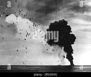 Die USA Der Navy Destroyer USS Abner Read (DD-526) brannte am 1. November 1944 in Leyte Gulf und versenkte dort, nachdem er von einem Aichi D3A Kamikaze getroffen worden war. Ein zweites japanisches Selbstmordflugzeug (eingekreist) versucht, auf der USS Claxton (DD-571) abzustürzen. Dieser wurde jedoch außerhalb seines Ziels abgeschossen. Stockfoto