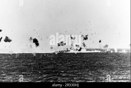 Die USA Navy Destroyer USS Zellars (DD-777), nachdem am 12. April 1945 ein Kamikaze in ihren Hafen gestürzt war. Das Flugzeug traf Zellars vor der Brücke in ihrem Nummer 2-Abfertigungsraum. Die 500-Kilogramm-Bombe riss durch mehrere Lichtschotten, bevor sie auf der Steuerbordseite des Schiffs in der Schülerei explodierte. Zellars verlor vorübergehend den Strom und die Kabine musste gesichert werden. Sie musste in die Vereinigten Staaten zurück, um Reparaturen vorzunehmen. Stockfoto