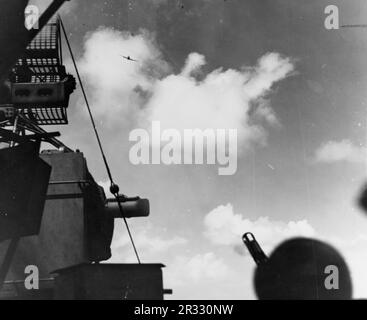 Mitsubishi A6M Zero Kamikaze Tauchen auf der USS Lexington (CV-16) November 5. 1944. Als Japan Ende 1944 mit einer Niederlage konfrontiert war, entschied es sich, US-Schiffe mit Selbstmordattentaten, bekannt als Kamikaze, zu zerstören. Diese Angriffe waren eine starke physische und psychologische Waffe und versenkten insgesamt 47 Schiffe zu einem Preis von mehr als 3000 Piloten und Flugzeugen. Ende 1944 war die US-Marine so groß, dass die Verluste unbedeutend waren und den Verlauf des Krieges nicht veränderten. Stockfoto