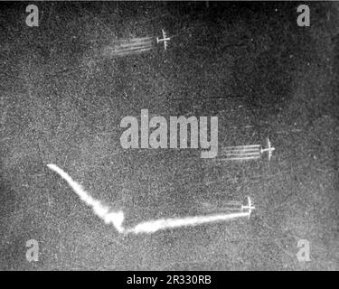 Eine hochfliegende B-29 Superfortress raucht nach einem Kamikaze-Angriff aus der Luft. Das Wort Kamikaze wird in der Regel mit Selbstmordattentaten auf dem Seeweg in Verbindung gebracht, aber es gab Staffeln, die sich dem Rampfen ankommender Bomber widmeten. Stockfoto