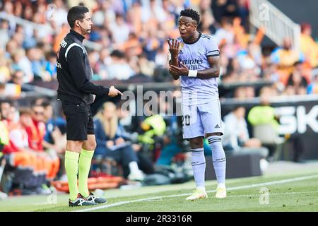 Vinicius Jr. (Real Madrid, Nr. 20) spricht mit dem Schiedsrichter während des Spiels LaLiga Santander zwischen Valencia CF und Real Madrid CF auf der Estadio Mestalla o Stockfoto
