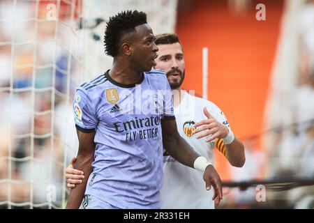 Vinicius Junior von Real Madrid argumentiert beim LaLiga Santander Match zwischen Valencia CF und Real Madrid CF am 21. Mai 2023 in Estadio Mestalla Stockfoto
