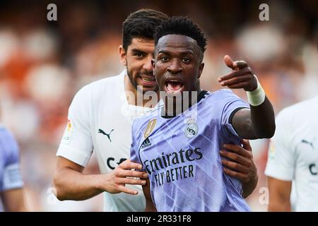 Vinicius Junior von Real Madrid argumentiert beim LaLiga Santander Match zwischen Valencia CF und Real Madrid CF am 21. Mai 2023 in Estadio Mestalla Stockfoto