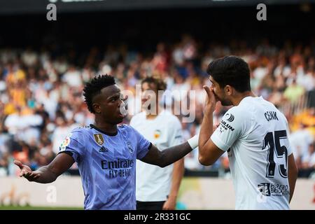 Vinicius Junior von Real Madrid argumentiert beim LaLiga Santander Match zwischen Valencia CF und Real Madrid CF am 21. Mai 2023 in Estadio Mestalla Stockfoto