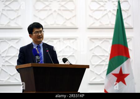 (230522) -- ALGIER, 22. Mai 2023 (Xinhua) -- der chinesische Botschafter in Algerien Li Jian spricht an einem Empfang der chinesischen Botschaft in Algerien, um den 60. Jahrestag der Entsendung chinesischer Ärzteteams nach Algerien in Algier, Algerien, am 21. Mai 2023 zu feiern. Seit 1963 hat China 27 Chargen medizinischer Teams nach Algerien geschickt, etwa 27,37 Millionen Patienten behandelt, etwa 1,75 Millionen Operationen durchgeführt und etwa 2,07 Millionen Neugeborene entsandt. (Xinhua) Stockfoto