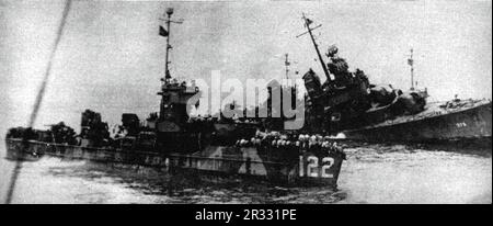 Die USA Navy Destroyer USS William D. Porter (DD-579) sinkt, nachdem sie von einem „Kamikaze“-Selbstmordflugzeug vor Okinawa fast verfehlt wurde, 10. Juni 1945. USS LCS-122 nähert sich dem Start der Crew. Obwohl William D. Porter nicht vom feindlichen Flugzeug getroffen wurde, erlitt er tödliche Unterwasserschäden durch die nahe gelegene Explosion. Stockfoto