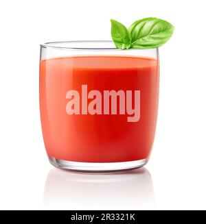 Tomatensaft in Glas mit Basilikumblättern, isoliert auf weißem Hintergrund Stockfoto