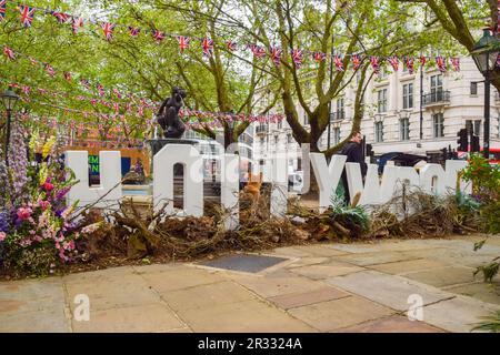 London, Großbritannien. 22. Mai 2023 Ein Hollywood-Schild am Sloane Square als Chelsea in Bloom, eine kostenlose Blumenausstellung im Freien, beginnt. Das diesjährige Motto ist Flowers on Film. Kredit: Vuk Valcic/Alamy Live News Stockfoto