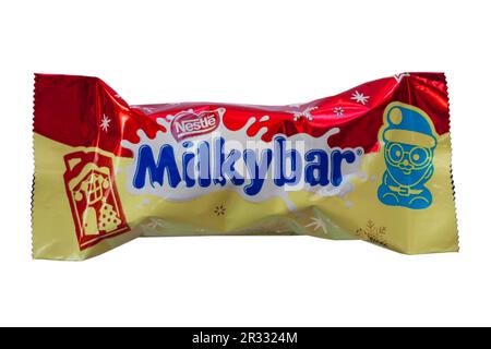 Nestle Milky Bar MilkyBar Festive Friends isoliert auf weißem Hintergrund - weiße Schokolade mit einer cremigen Füllung und knusprigen Stücken Stockfoto