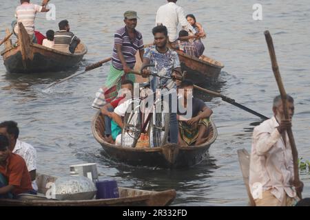 Dhaka, Bangladesch. 21. Mai 2023. Bangladesch boatet Fährpassagiere auf dem Fluss Buriganga in der Nähe des Kholamora Ghats der Kamrangir Chorgegend in Dhaka. Hunderttausende Menschen gehen jeden Tag zur Arbeit. (Kreditbild: © MD Mehedi Hasan/Pacific Press via ZUMA Press Wire) NUR REDAKTIONELLE VERWENDUNG! Nicht für den kommerziellen GEBRAUCH! Stockfoto