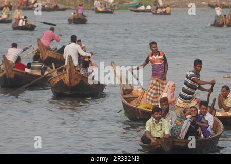 Dhaka, Bangladesch. 21. Mai 2023. Bangladesch boatet Fährpassagiere auf dem Fluss Buriganga in der Nähe des Kholamora Ghats der Kamrangir Chorgegend in Dhaka. Hunderttausende Menschen gehen jeden Tag zur Arbeit. (Kreditbild: © MD Mehedi Hasan/Pacific Press via ZUMA Press Wire) NUR REDAKTIONELLE VERWENDUNG! Nicht für den kommerziellen GEBRAUCH! Stockfoto