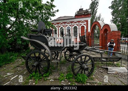 Zaporischschien, Ukraine. 13. Dezember 2022. REGION ZAPORIZHZHIA, UKRAINE - 18. MAI 2023 - ein Denkmal für einen Tachanka (ein offener Wagen mit einem schweren Maschinengewehr auf der Rückseite) Das von der Makhnovistischen Armee verwendete Museum ist im Innenhof des Hulyaipole Lokalen Geschichtsmuseums zu sehen, das durch die russischen Bombenangriffe auf die Frontlinie der Stadt Hulyaipole, der Region Zaporischzhia, Südostukraine beschädigt wurde. Kredit: Ukrinform/Alamy Live News Stockfoto