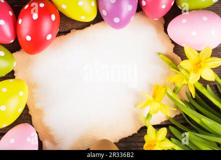 Ostereier und Karte Stockfoto