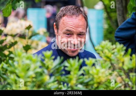 London, Großbritannien. 22. Mai 2023. Der „Rare Space“-Garten des National Brain Appeal, Sanctuary Garden, wird von ihrem Botschafter, Schauspieler Stephen Graham OBE, besucht - Montag bei der Chelsea Flower Show 2023. Kredit: Guy Bell/Alamy Live News Stockfoto