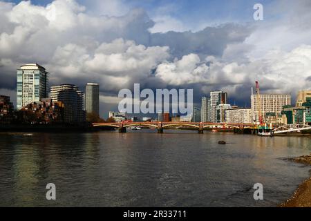 Panoramablick auf die Themse und die neue Vauxhall Bridge unter stürmischem Himmel, London, Großbritannien Stockfoto