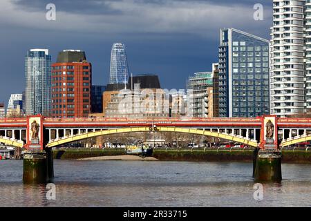 Eine Blackfriars Road / 'The Boomerang' Gebäude und New Vauxhall Bridge über die Themse unter stürmischem Himmel, London, Großbritannien Stockfoto