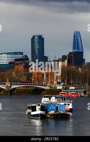 South Bank Tower, One Blackfriars Road „The Boomerang“-Gebäude, Lambeth Bridge, Lambeth Palace und die Themse unter stürmischem Himmel, London, Großbritannien Stockfoto