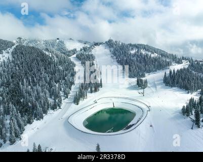 Landschaft mit Skipiste in Poiana Brasov, Rumänien Stockfoto