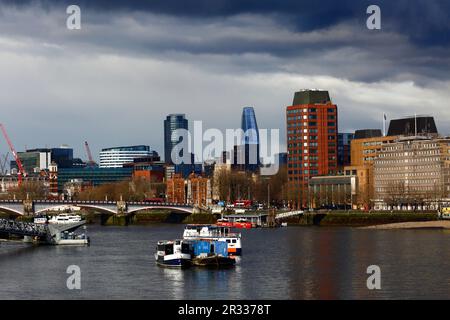 South Bank Tower, One Blackfriars Road 'The Boomerang' Gebäude, Lambeth Bridge über die Themse unter stürmischem Himmel, London, Großbritannien Stockfoto