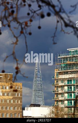 Apartmentgebäude am Albert Embankment/South Bank und am Shard Tower unter stürmischem Himmel, London, Großbritannien Stockfoto