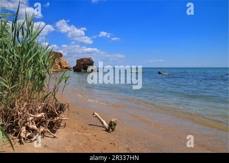 Das Foto wurde in der Ukraine in der Nähe der Stadt Odessa aufgenommen. Das Bild zeigt einen wunderschönen und wenig bekannten Ort an der Schwarzmeerküste. Stockfoto