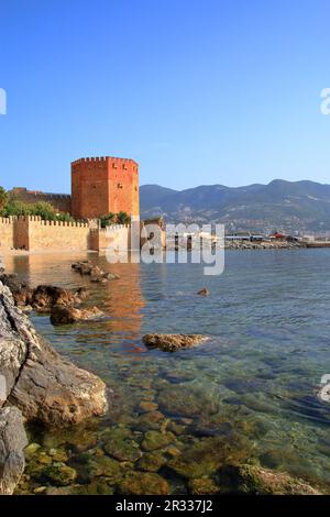 Foto in der Türkei. Das Bild zeigt den roten Turm im Hafen von Alanya. Stockfoto