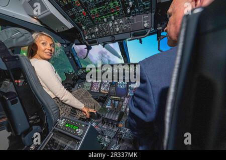 Melsbroek, Belgien. 22. Mai 2023. Der Verteidigungsminister Ludivine Dedonder wird während der offiziellen Eröffnung des Belux National A400M Training Center (BNTC) in Melsbroek am Montag, den 22. Mai 2023, im flugsimulator gesehen. Die Inbetriebnahme des BNTC, dessen Vorzeigewerk der Full Flight Simulator A400M ist, ist ein neuer Meilenstein für die 15W in der aus- und Weiterbildung der belgischen und luxemburgischen Flugzeugpiloten. BELGA FOTO JONAS ROOSENS Kredit: Belga News Agency/Alamy Live News Stockfoto