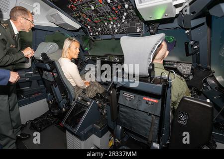 Melsbroek, Belgien. 22. Mai 2023. Verteidigungsminister Ludivine Dedonder (C) wird während der offiziellen Eröffnung des Belux National A400M Training Center (BNTC), in Melsbroek, Montag, 22. Mai 2023, im flugsimulator gesehen. Die Inbetriebnahme des BNTC, dessen Vorzeigewerk der Full Flight Simulator A400M ist, ist ein neuer Meilenstein für die 15W in der aus- und Weiterbildung der belgischen und luxemburgischen Flugzeugpiloten. BELGA FOTO JONAS ROOSENS Kredit: Belga News Agency/Alamy Live News Stockfoto