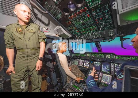 Melsbroek, Belgien. 22. Mai 2023. Verteidigungsminister Ludivine Dedonder (C) wird während der offiziellen Eröffnung des Belux National A400M Training Center (BNTC), in Melsbroek, Montag, 22. Mai 2023, im flugsimulator gesehen. Die Inbetriebnahme des BNTC, dessen Vorzeigewerk der Full Flight Simulator A400M ist, ist ein neuer Meilenstein für die 15W in der aus- und Weiterbildung der belgischen und luxemburgischen Flugzeugpiloten. BELGA FOTO JONAS ROOSENS Kredit: Belga News Agency/Alamy Live News Stockfoto