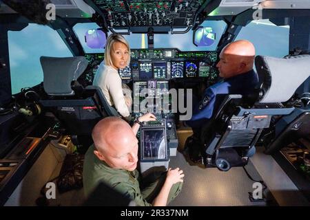 Melsbroek, Belgien. 22. Mai 2023. Verteidigungsminister Ludivine Dedonder (C) wird während der offiziellen Eröffnung des Belux National A400M Training Center (BNTC), in Melsbroek, Montag, 22. Mai 2023, im flugsimulator gesehen. Die Inbetriebnahme des BNTC, dessen Vorzeigewerk der Full Flight Simulator A400M ist, ist ein neuer Meilenstein für die 15W in der aus- und Weiterbildung der belgischen und luxemburgischen Flugzeugpiloten. BELGA FOTO JONAS ROOSENS Kredit: Belga News Agency/Alamy Live News Stockfoto