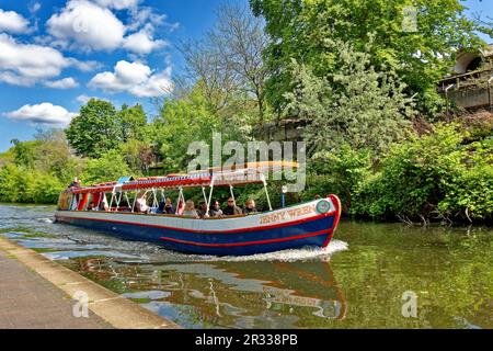 London Regents Canal Frühling Kanal in der Nähe des Londoner Zoos und Jenny Wren Kanalboot mit Touristen Stockfoto