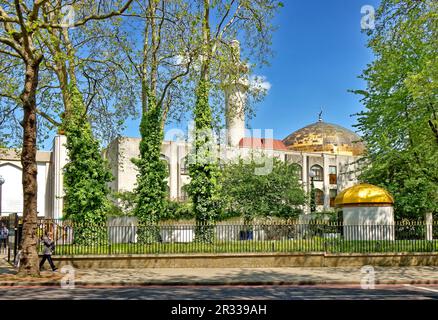 London Regents Park oder Central Mosque St Johns Wood ein blauer Himmel die Moschee von der A41. Straße aus zu sehen Stockfoto