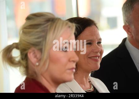 Sinn Fein Stellvertretende Führungspersönlichkeit Michelle O'Neill (links) und Sinn Fein-Präsidentin Mary Lou McDonald auf einer Pressekonferenz von Sinn Fein nach den Wahlen im AC Mariot Hotel, Belfast. Foto: Montag, 22. Mai 2023. Stockfoto