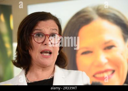 Sinn Fein-Präsidentin Mary Lou McDonald spricht auf einer nach den Wahlen stattfindenden Pressekonferenz von Sinn Fein im AC Mariot Hotel in Belfast vor den Medien. Foto: Montag, 22. Mai 2023. Stockfoto