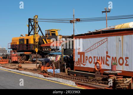 Heraklion, Kreta, Griechenland. 2023. Großer Seekrankahn mit drehbarem Kran an an Deck. Das Schiff ist am Hafen. Stockfoto