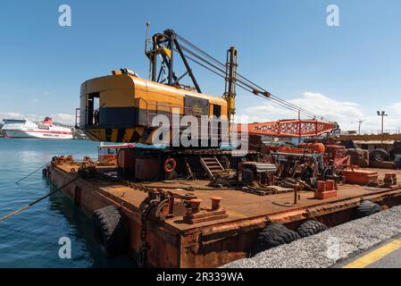 Heraklion, Kreta, Griechenland. 2023. Großer Seekrankahn mit drehbarem Kran an an Deck. Das Schiff ist am Hafen. Stockfoto