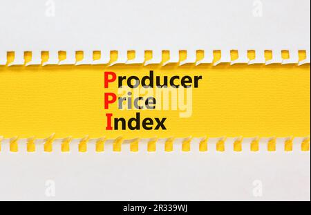 PPI-Symbol für den Preisindex der Erzeuger. Konzeptbegriffe PPI Erzeugerpreisindex auf gelbem Papier. Wunderschöner weißer Tischhintergrund. Business und PPI Prod Stockfoto