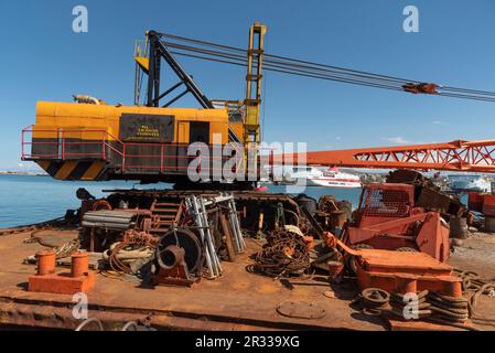 Heraklion, Kreta, Griechenland. 2023. Großer Seekrankahn mit drehbarem Kran an an Deck. Das Schiff ist am Hafen. Stockfoto