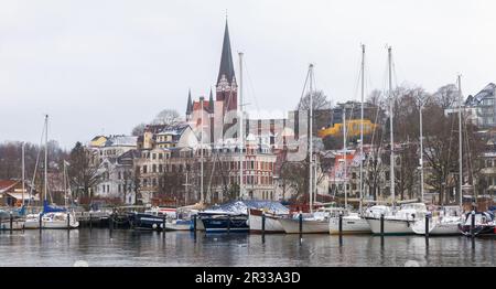 Flensburg, Deutschland - 9. Februar 2017: Flensburg an einem Wintertag, Deutschland. Blick auf die Küste unter bewölktem Himmel Stockfoto