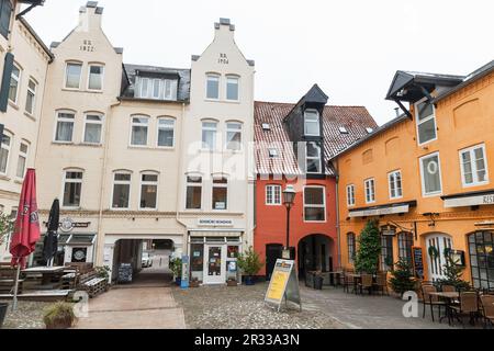 Flensburg, Deutschland - 10. Februar 2017: Altstadt von Flensburg an einem bewölkten Tag, Blick auf die Straße Stockfoto