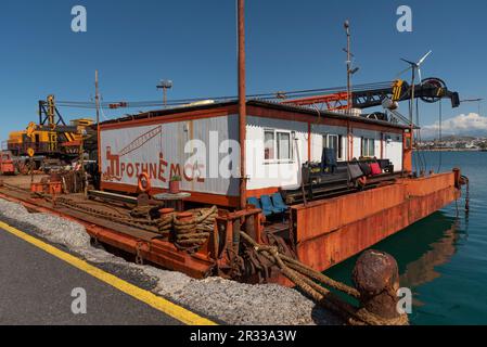 Heraklion, Kreta, Griechenland. 2023. Großer Seekrankahn mit drehbarem Kran an an Deck. Das Schiff ist am Hafen. Stockfoto