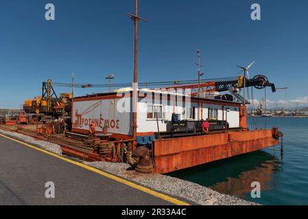 Heraklion, Kreta, Griechenland. 2023. Großer Seekrankahn mit drehbarem Kran an an Deck. Das Schiff ist am Hafen. Stockfoto