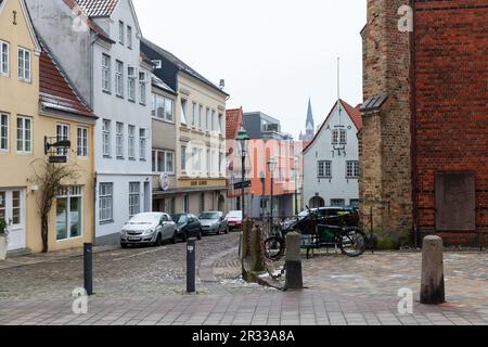 Flensburg, Deutschland - 10. Februar 2017: Blick auf die Straße mit bunten traditionellen deutschen Häusern in der Altstadt von Flensburg Stockfoto