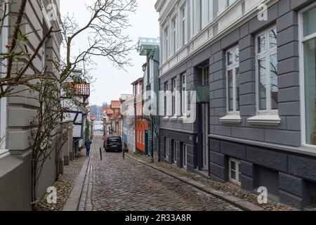 Flensburg, Deutschland - 10. Februar 2017: Enge Straßenperspektive, ein Mann geht durch die Altstadt von Flensburg Stockfoto